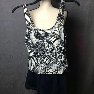 EUC AZUL WOMENS ONE PIECE SWIMSUIT SZ 10. BLACK‎ AND WHITE DESIGN